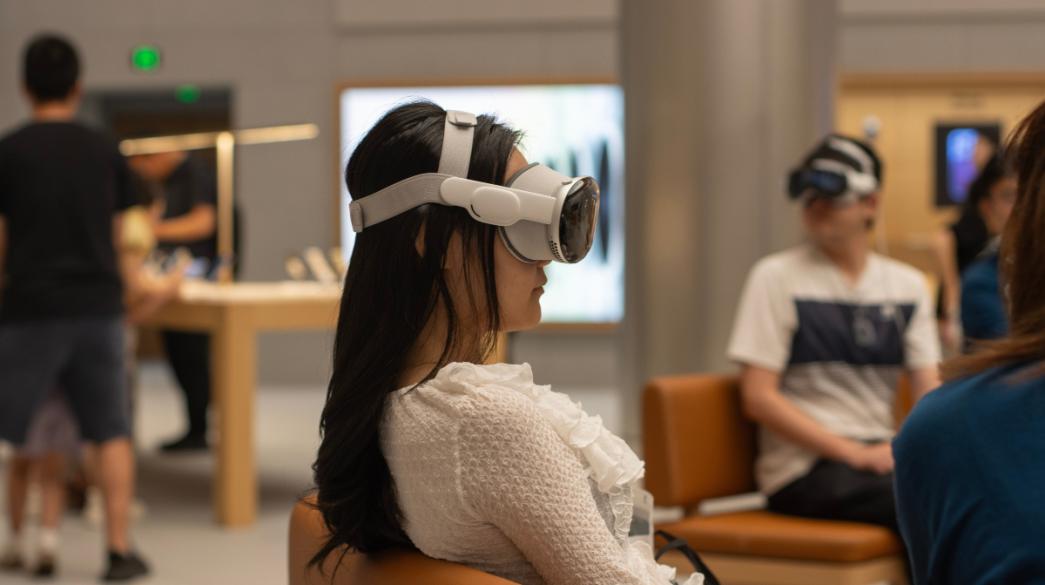 άτομα με μάσκες εικονικής πραγματικότητας