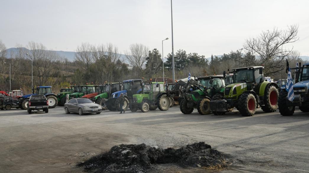 Γεωργικά τρακτέρ στον δρόμο