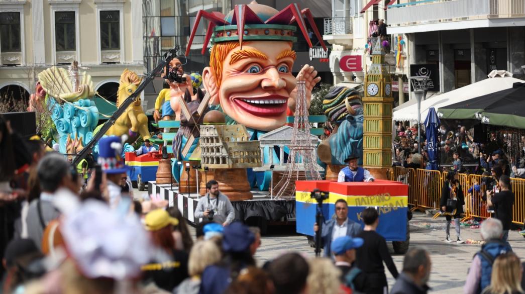 Πατρινό καρναβάλι άρμα πλήθος