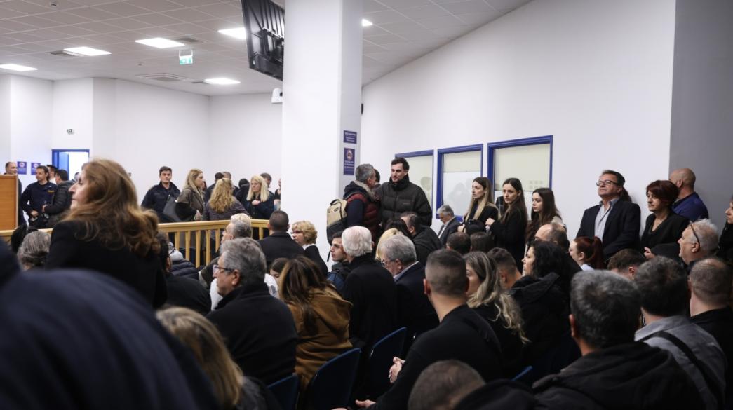 Αίθουσα γεμάτη κόσμο