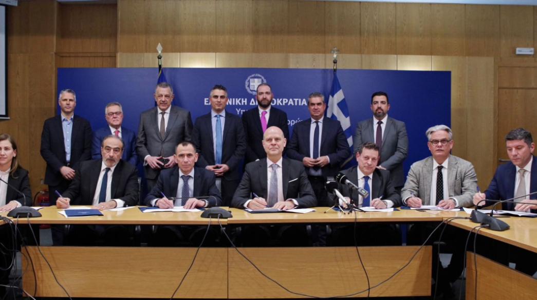 άτομα από το Υπουργείο Υποδομών