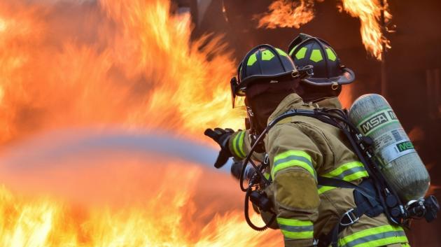 Πυροσβέστες σε φωτιά