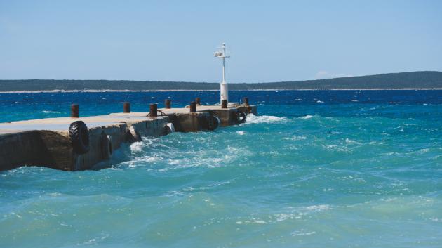 Λιμάνι με δυνατό άνεμο