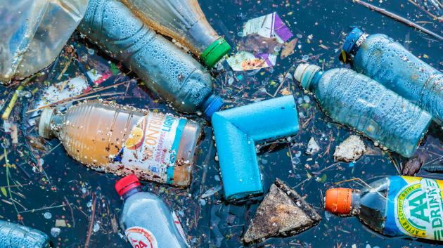 Πλαστικά στη θάλασσα