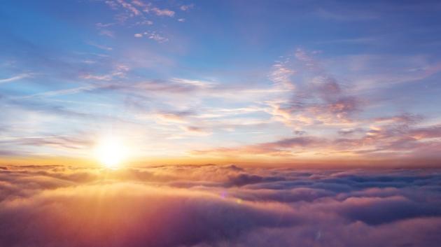 Αεροφωτογραφία ηλιοβασιλέματος πάνω από σύννεφα