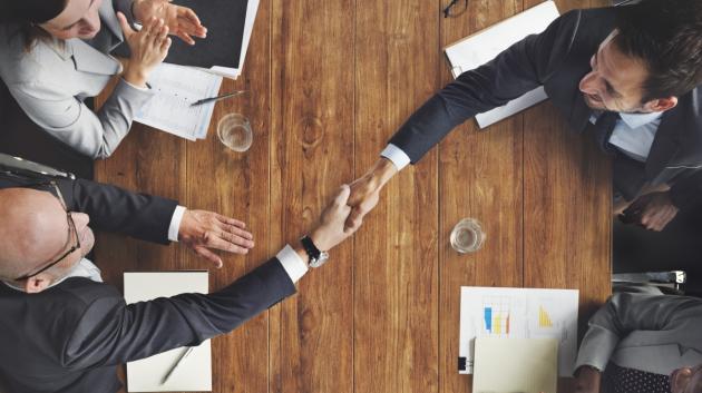 Επιχειρηματική συμφωνία χειραψία