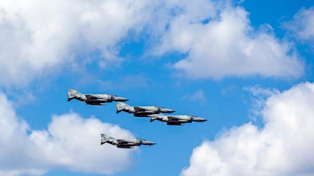 Μαχητικά αεροσκάφη στον ουρανό