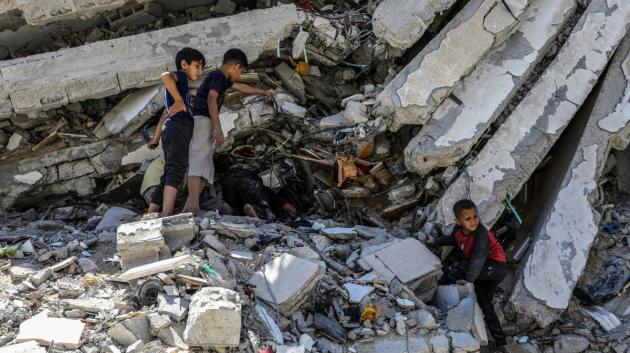 Παιδιά σε ερείπια Γάζας