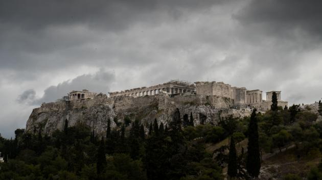 Ακρόπολη με σύννεφα