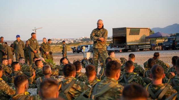 Αρχηγός ΓΕΕΘΑ με στρατιώτες