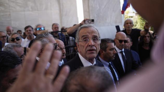 πλήθος σε κηδεία