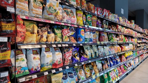 ράφια σνακ σούπερ μάρκετ