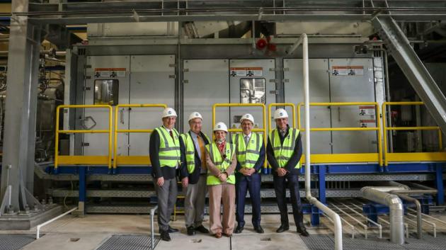 Άτομα στον σταθμό της ΔΕΣΦΑ