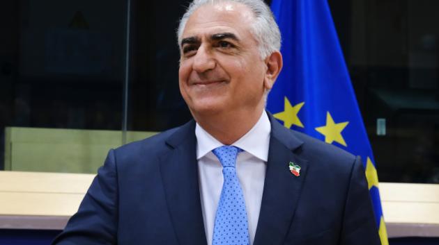 Ρεζά Παχλαβί κοντά σε σημαία