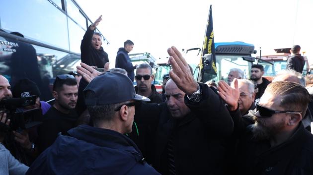 Ομάδα αγροτών διαμαρτύρεται