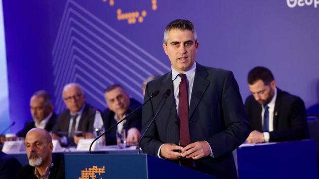 Άνδρας ομιλεί σε συνέδριο