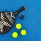 ρακέτα padel και μπάλες