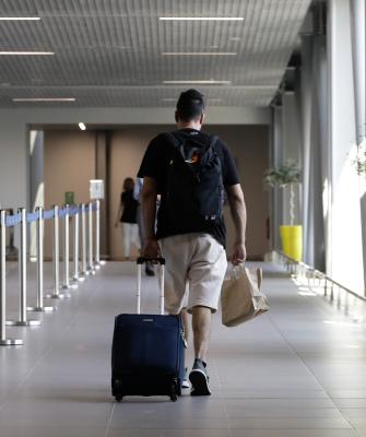Ταξιδιώτης σε αεροδρόμιο
