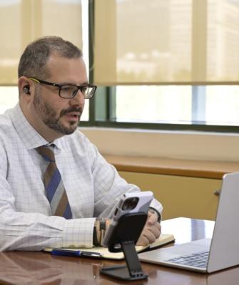 Άνδρας σε γραφείο