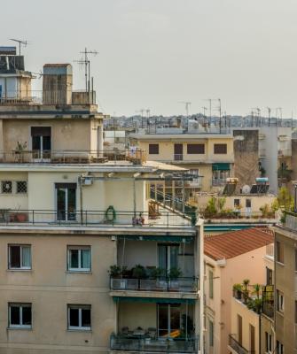 Αθηναϊκή πολυκατοικία προσόψεως