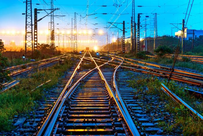 Υποδομή σιδηροδρόμων σε δίκτυο γραμμών Σιδηροδρομικές γραμμές ηλιοβασίλεμα