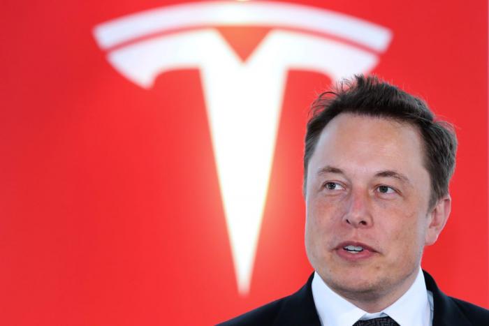 Έλον Μασκ με το λογότυπο της Tesla Έλον Μασκ