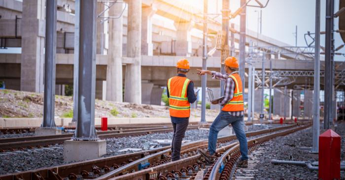 Σημαντική πτώση 3,5% στην παραγωγή κατασκευών το α’ τρίμηνο του 2025 Σιδηροδρομικοί εργάτες εργοτάξιο