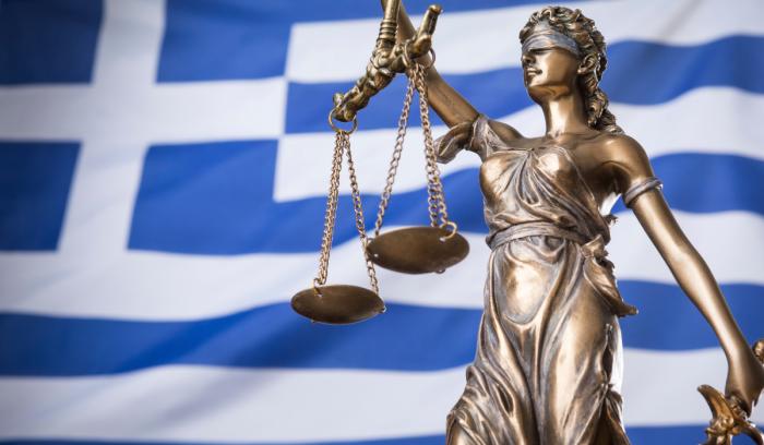 Θέμιδα και Δικαιοσύνη στην Ελλάδα Θέμιδα μπροστά σε ελληνική σημαία