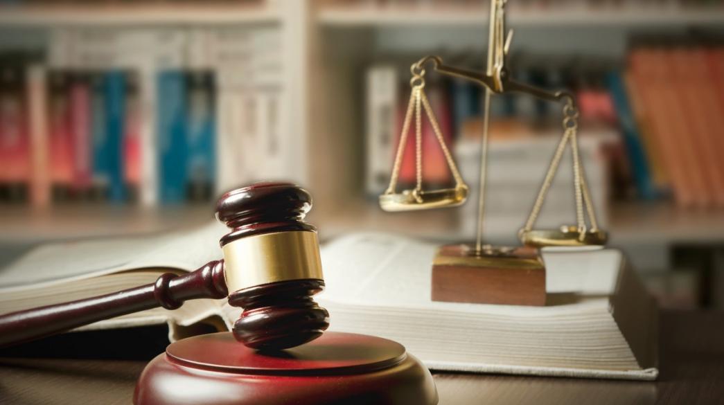 Στον Πειραιά η δικογραφία για πρόεδρο Εφετών με υπόνοια χρήσης ναρκωτικών Σφύρα δικαστηρίου