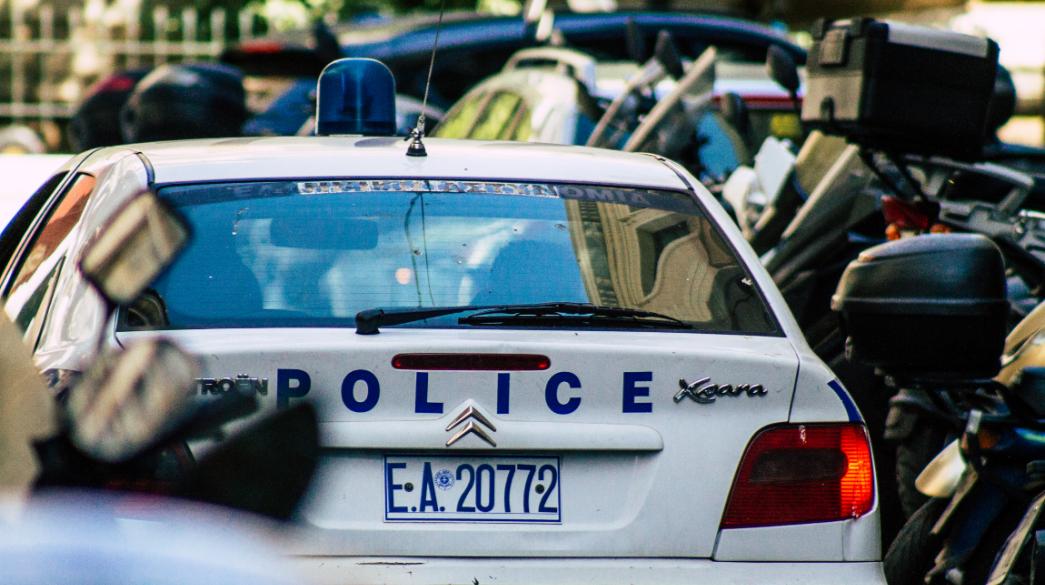 Σύλληψη 25χρονης στον Ασπρόπυργο για παράνομη οπλοκατοχή από την ΕΛ.ΑΣ. Αστυνομικό όχημα Ελλάδας