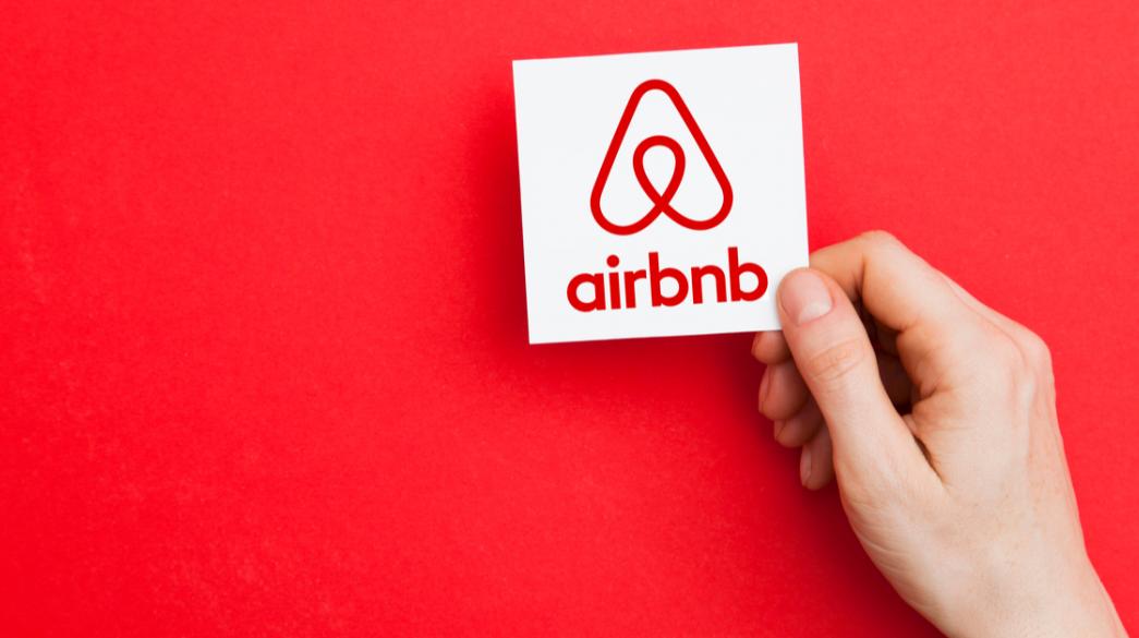 Λογότυπο Airbnb σε χέρι