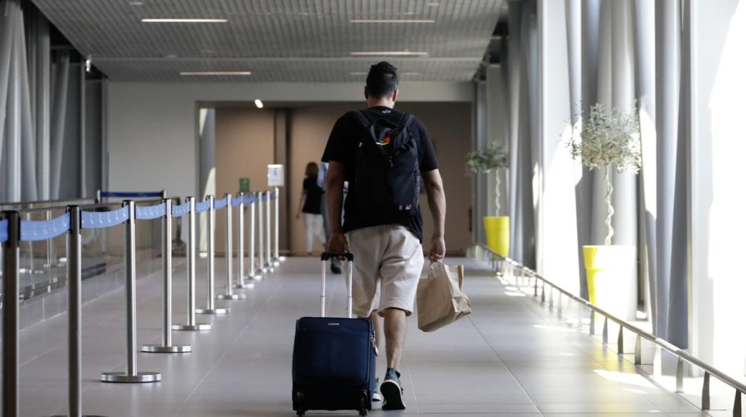 Ταξιδιώτης σε αεροδρόμιο