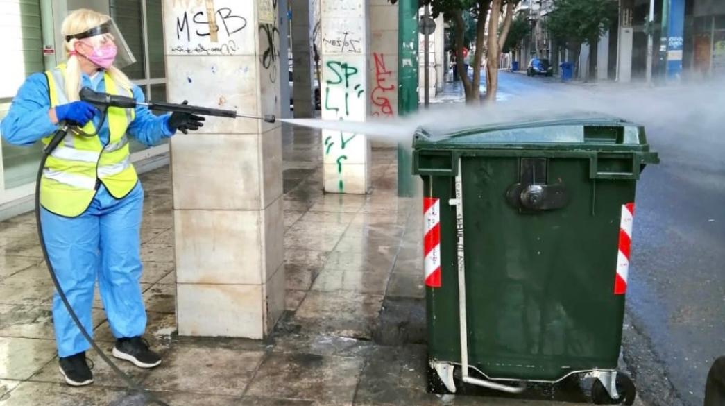 Καθαρίστρια στον δρόμο