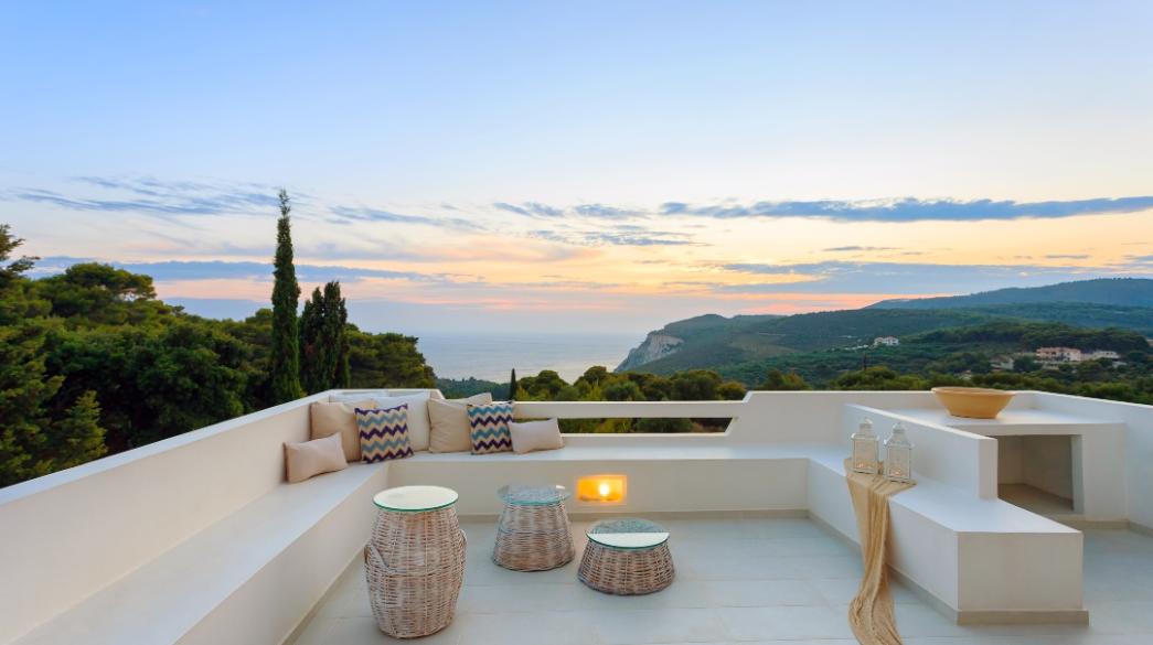 Akinita, Real Estate