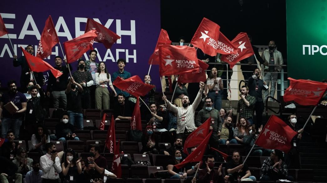Πλήθος με σημαίες ΣΥΡΙΖΑ