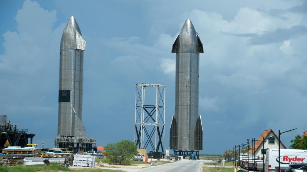 Δύο πύραυλοι Starship SpaceX