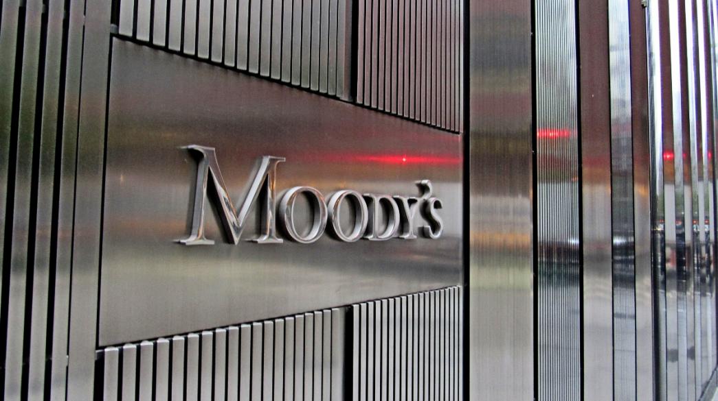 Λογότυπο Moody's σε μεταλλική πρόσοψη