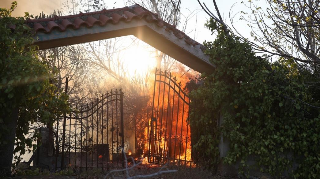 Φωτιά σε αυλή Αττικής