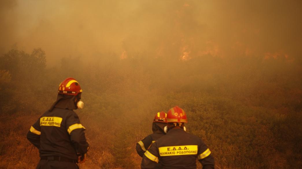 Πυροσβέστες μάχη πυρκαγιάς