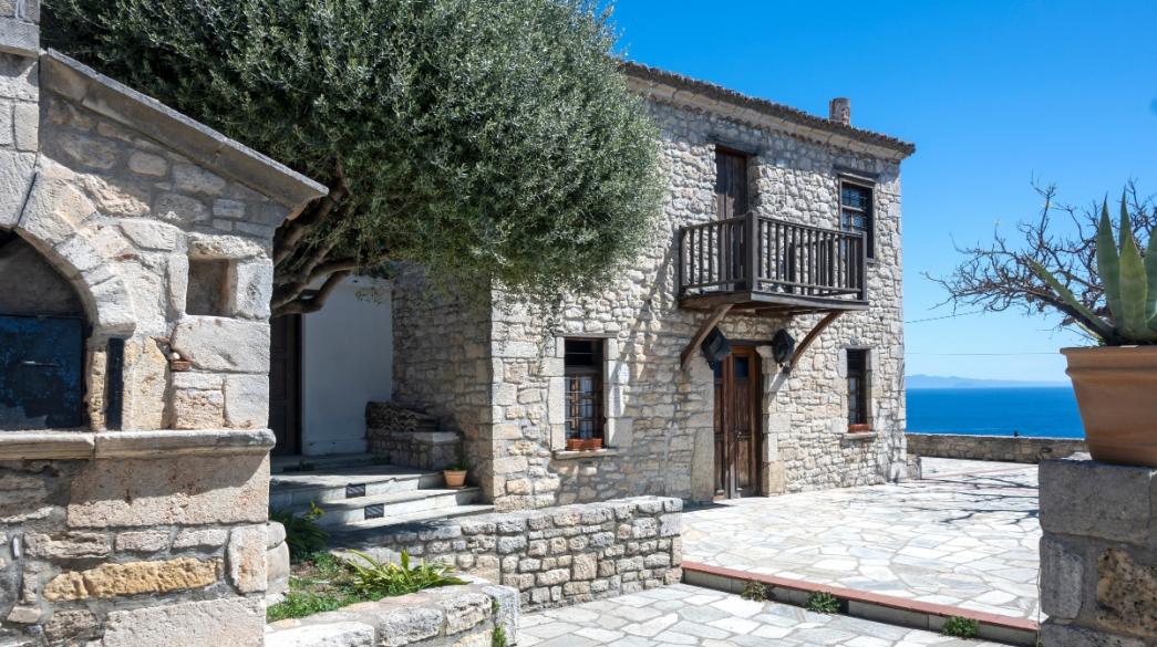 Πέτρινο σπίτι στην Αφύτο