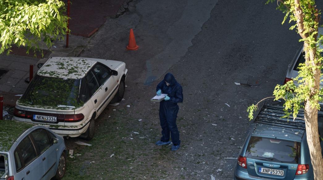 Αστυνομικός εξετάζει χώρο έκρηξης