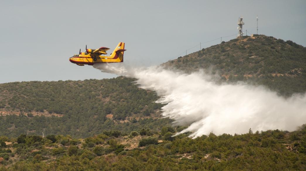 Πυροσβεστικό αεροπλάνο εν δράσει