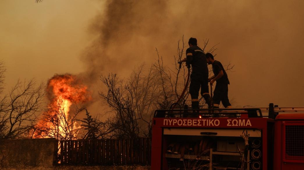 Πυροσβέστες σε πυρκαγιά