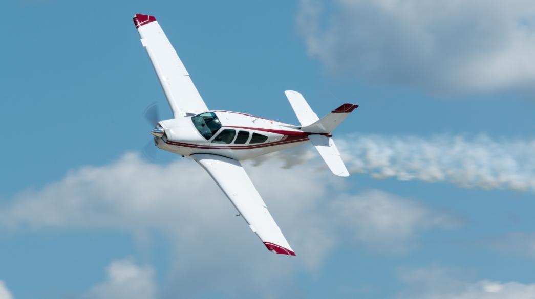 Εντυπωσιακή πτήση αεροπλάνου Αεροπλάνο στον ουρανό