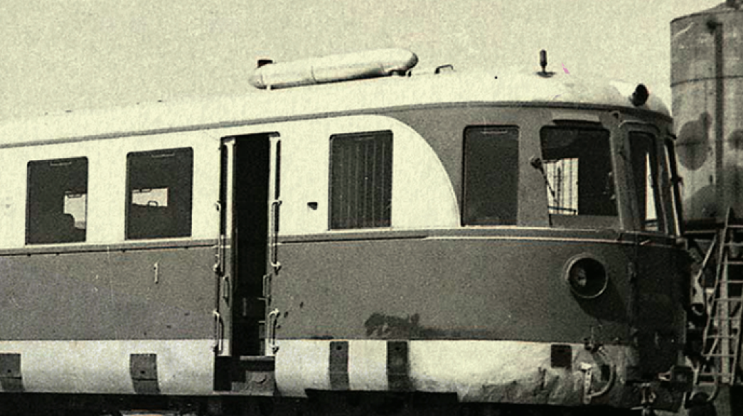 Παλιό τρένο σε ράγες