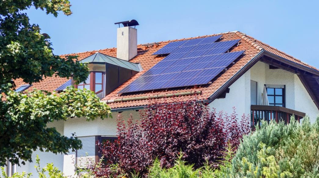 Φωτοβολταϊκά σε στέγη