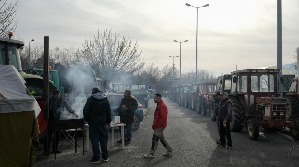 Αγρότες με τρακτέρ δρόμος