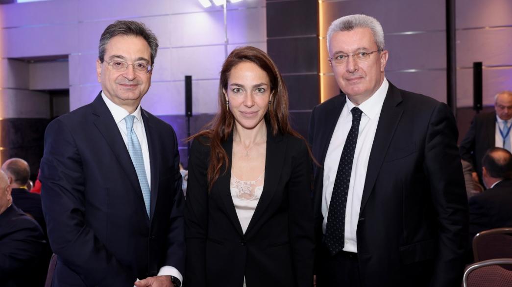 Άτομα σε εκδήλωση της Eurobank
