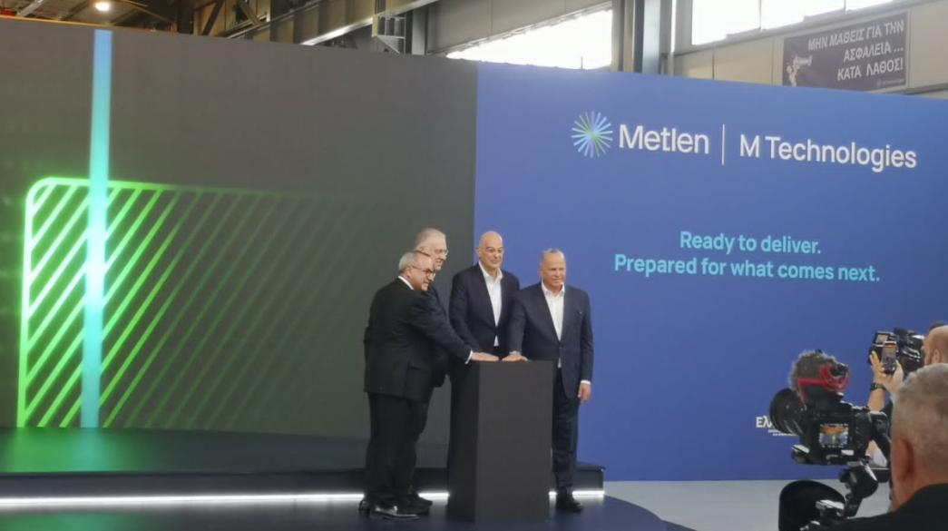 Άτομα σε εκδήλωση της METLEN