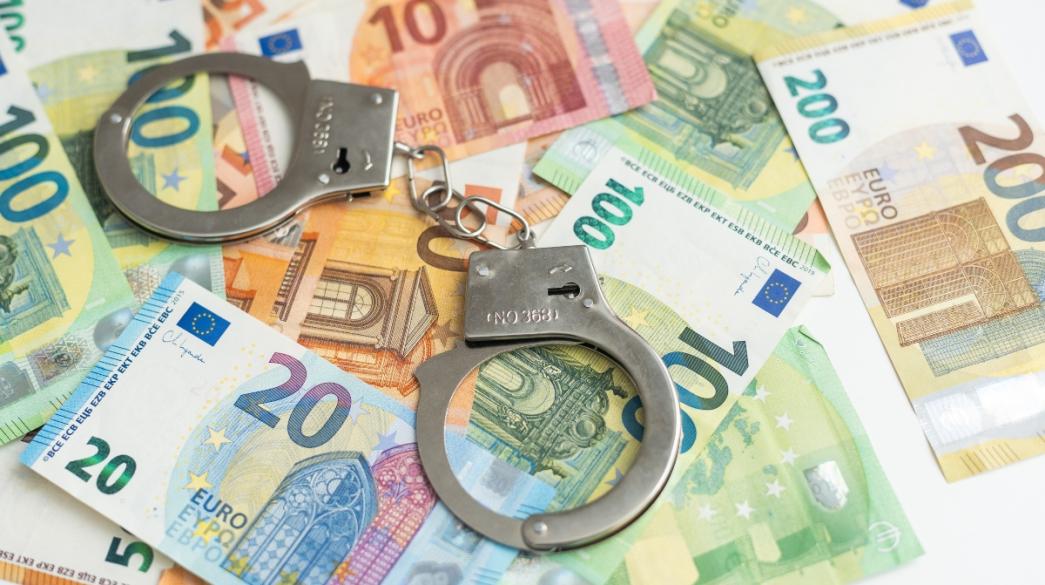 Σύλληψη για οικονομικά εγκλήματα ευρώ Χειροπέδες σε χαρτονομίσματα ευρώ